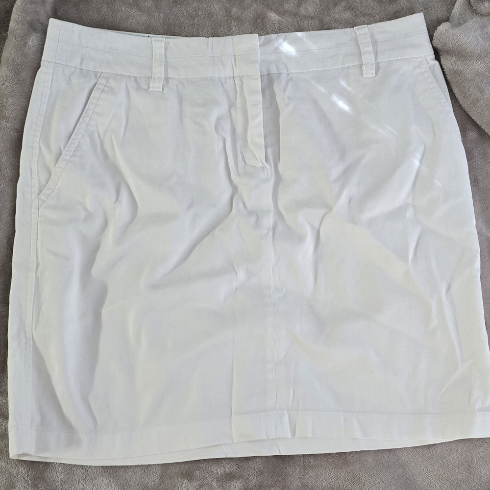 Cambridge Dry Goods White Shorts Size 4 (US)
